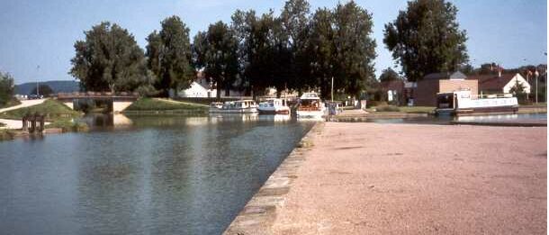 Canal au Port à Venarey